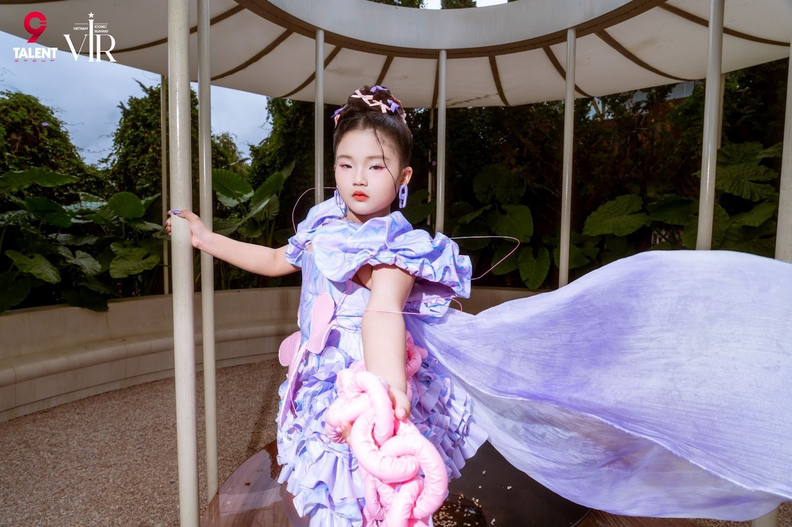 Mẫu nhí 9 tuổi Rita Thiên Phúc thần thái khi sải bước bên cạnh Miss International Queen Vietnam 2023 ở vị trí Vedette 4 rita-thien-phuc-3-1749790605.jpg