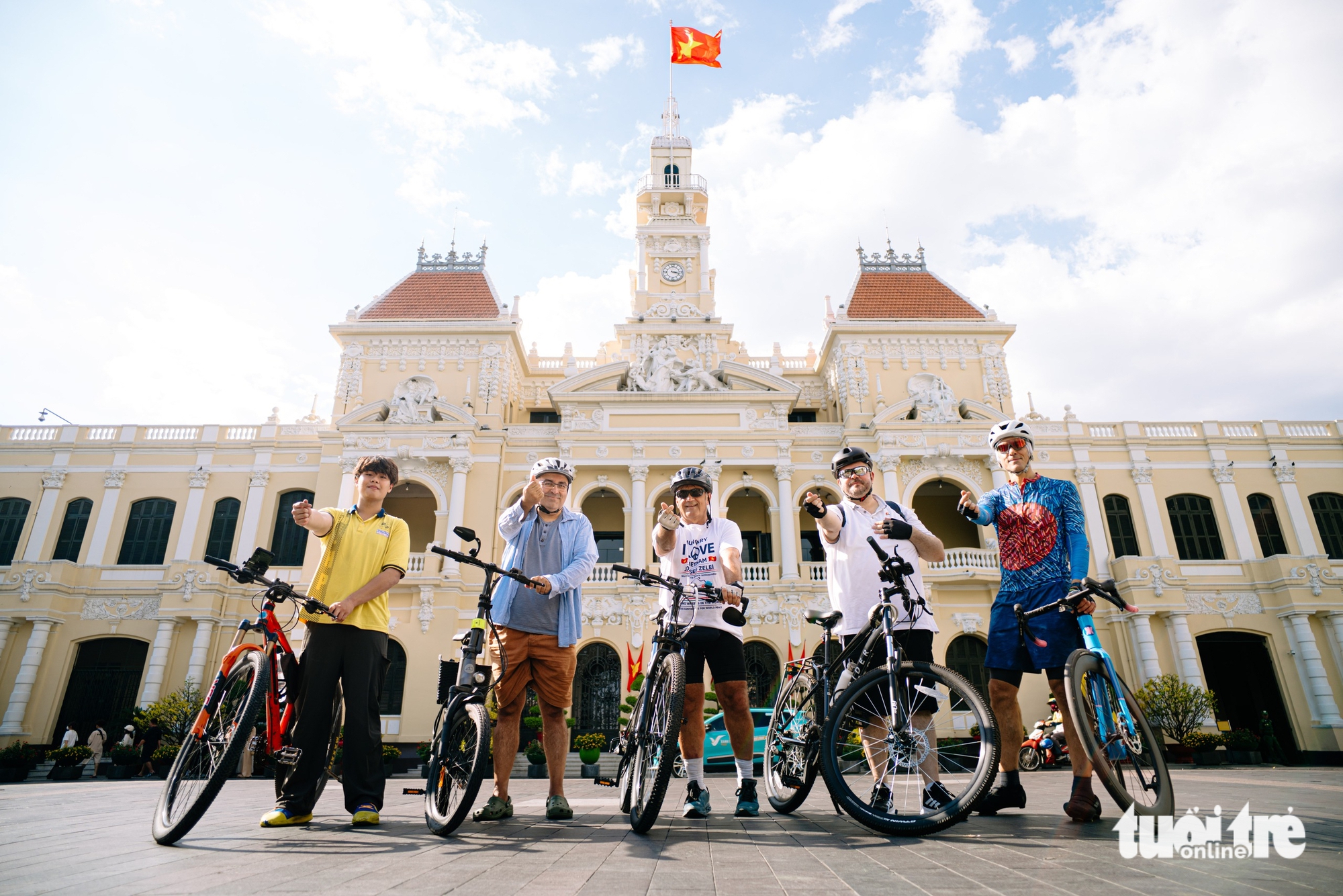 Hành trình hòa bình trên chiếc xe đạp của Jozsef Zelei - Ảnh 4. Hành trình hòa bình trên chiếc xe đạp của Jozsef Zelei - Ảnh 4.