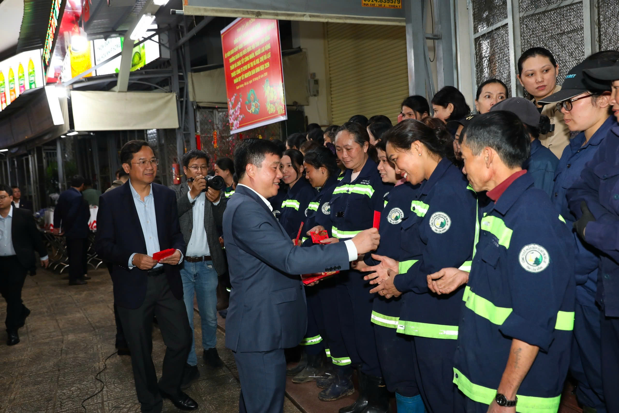 Pháo hoa rực sáng bầu trời các tỉnh thành thời khắc giao thừa - Ảnh 13.