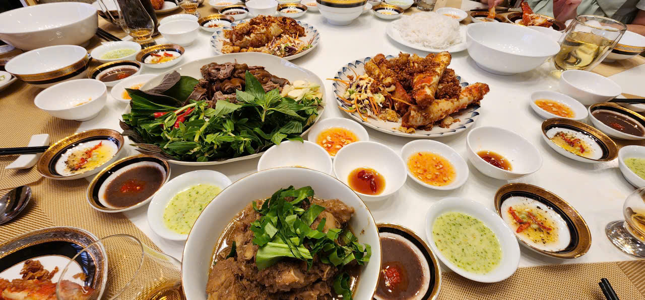 TS-BS Nguyễn Minh Hảo Hớn chỉ cách 'trị' khàn tiếng, tắt tiếng trong tết tại nhà 2 TS-BS Nguyễn Minh Hảo Hớn chỉ cách 'trị' khàn tiếng, tắt tiếng trong tết tại nhà - Ảnh 2.