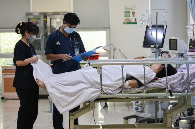 Y bác sĩ tại Khoa Cấp cứu, Bệnh viện Quân y 175. Ảnh: Quỳnh Trần