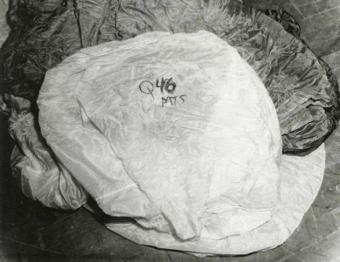 Chiếc dù Martin McNally sử dụng trong vụ cướp máy bay. Ảnh: RFT