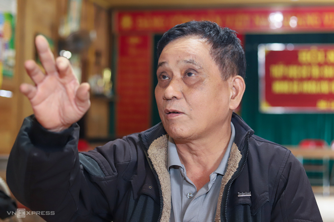 Ông Lô Văn Chinh kể lại lần tượng cổ được nhóm người lạ trả mua với giá tiền tỷ song cả bản Lạ biểu quyết không bán. Ảnh: Đức Hùng