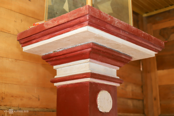 Tượng hiện nay được gắn khung thép, cố định với trụ bêtông, xung quanh được bảo vệ bằng tủ kính. Ảnh: Đức Hùng