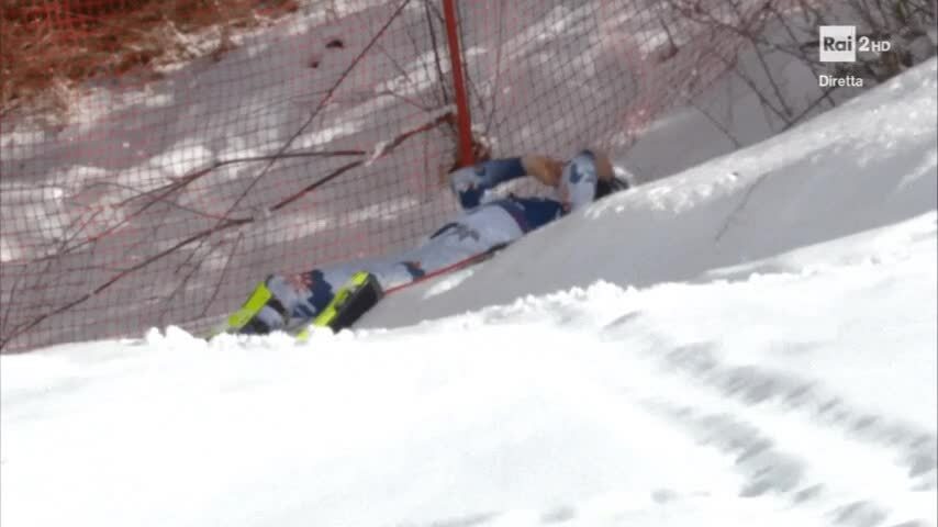 VĐV vào rừng nằm trên tuyết sau khi bị loại ở Olympic