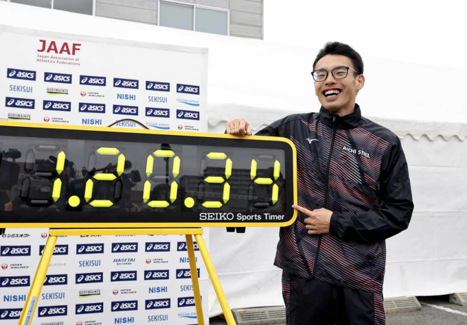 Toshikazu Yamanishi chụp ảnh với đồng hồ hiện thị kỷ lục thế giới của anh. Ảnh: Japannews