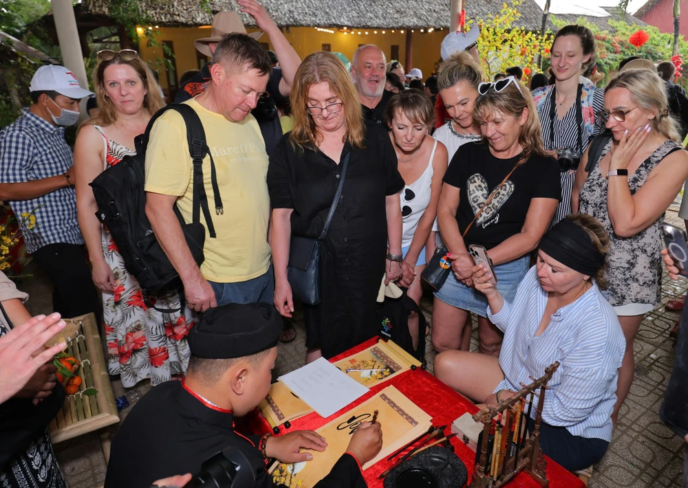 Đa dạng hóa thị trường khách là phương hướng phát triển chiến lược du lịch dài hạn. Ảnh: THU TRINH. z7504027739163_6401cd35a40576f318984a58c2884a2c - Copy.jpg