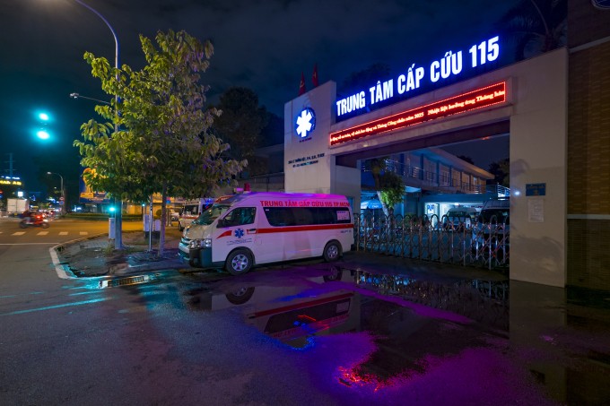 Xe cấp cứu rời Trung tâm Cấp cứu 115 TP HCM trong đêm đi tiếp cận hiện trường. Ảnh: Hoàng Việt