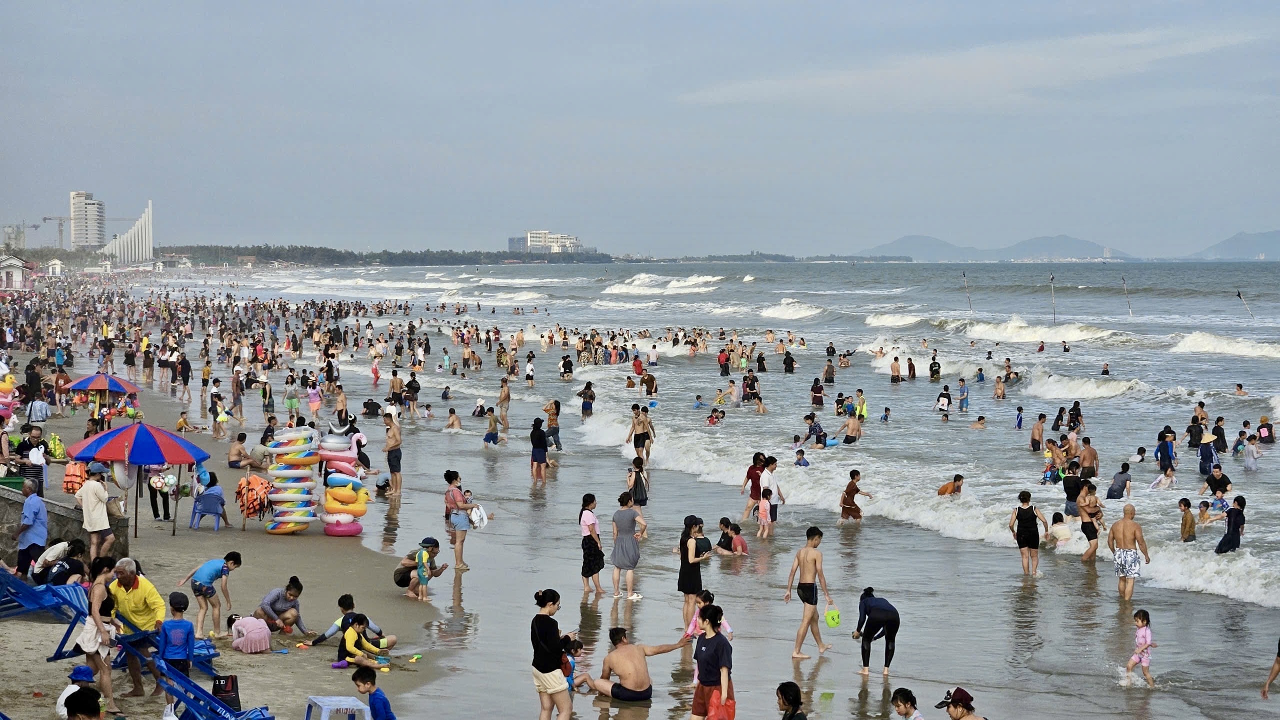 Công việc thầm lặng của người lao động Vũng Tàu xuyên Tết - Ảnh 3.