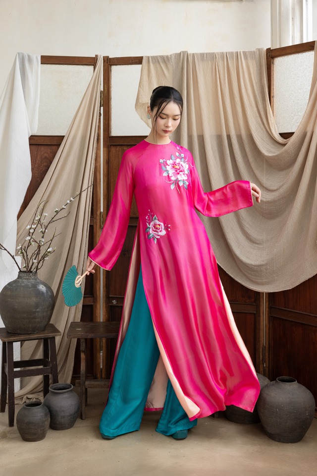 Áo dài thêu tay duyên dáng cùng áo dài lụa cho mùa tết cổ truyền- Ảnh 9.