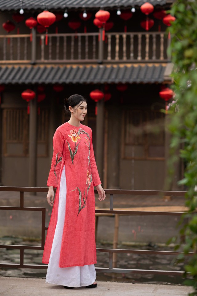 Áo dài thêu tay duyên dáng cùng áo dài lụa cho mùa tết cổ truyền- Ảnh 10.