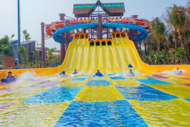 Gần 100 làn trượt nước tốc độ cao và nhiều trò chơi độc đáo.