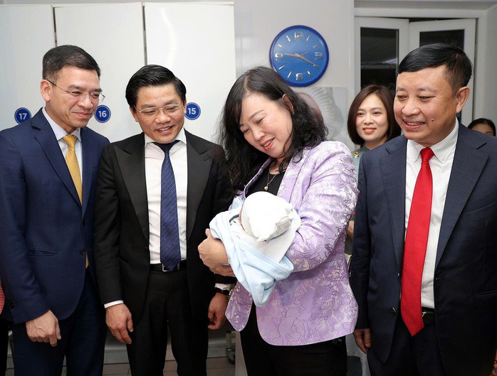 Bé trai chào đời rạng sáng mùng 1 Tết Bính Ngọ 4 Bộ trưởng Bộ Y tế Đào Hồng Lan bế em bé chào đời tại Bệnh viện Phụ sản Trung ương đêm giao thừa. Ảnh: Trần Minh