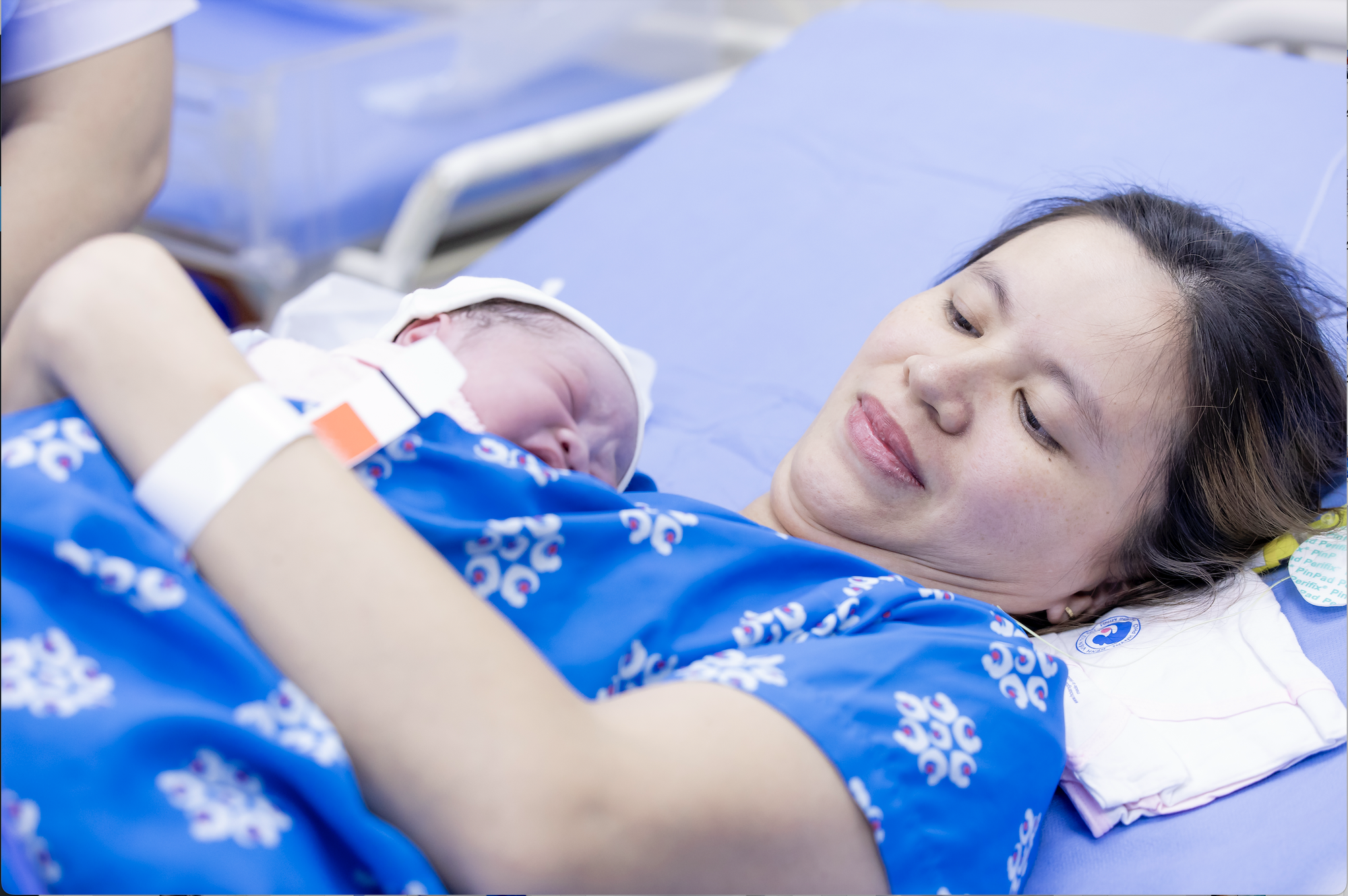 Giao thừa tại Bệnh viện Từ Dũ: Tặng vàng 24K cho em bé đầu tiên của năm Bính Ngọ 2026- Ảnh 2.