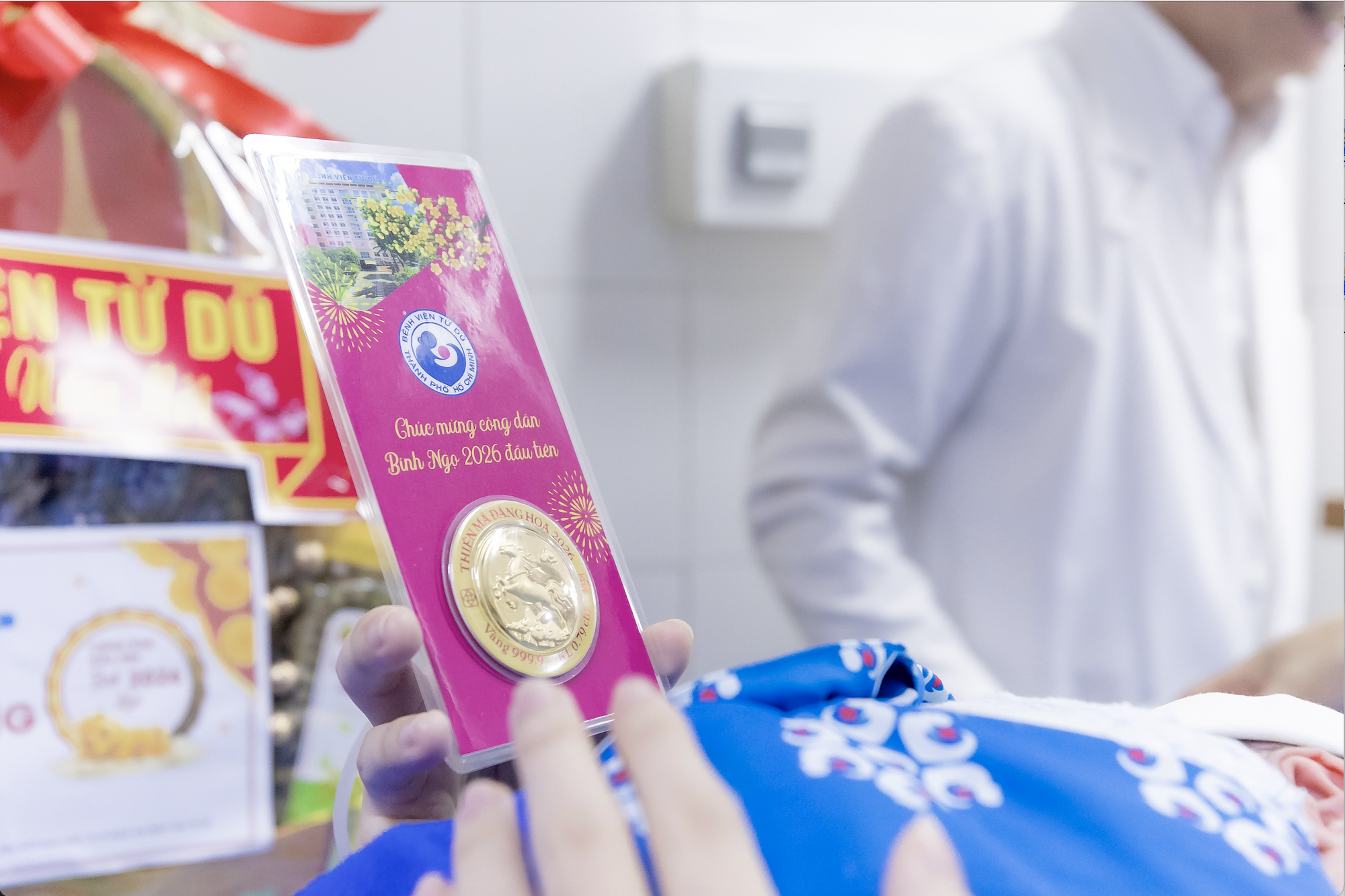 Giao thừa tại Bệnh viện Từ Dũ: Tặng vàng 24K cho em bé đầu tiên của năm Bính Ngọ 2026- Ảnh 4.