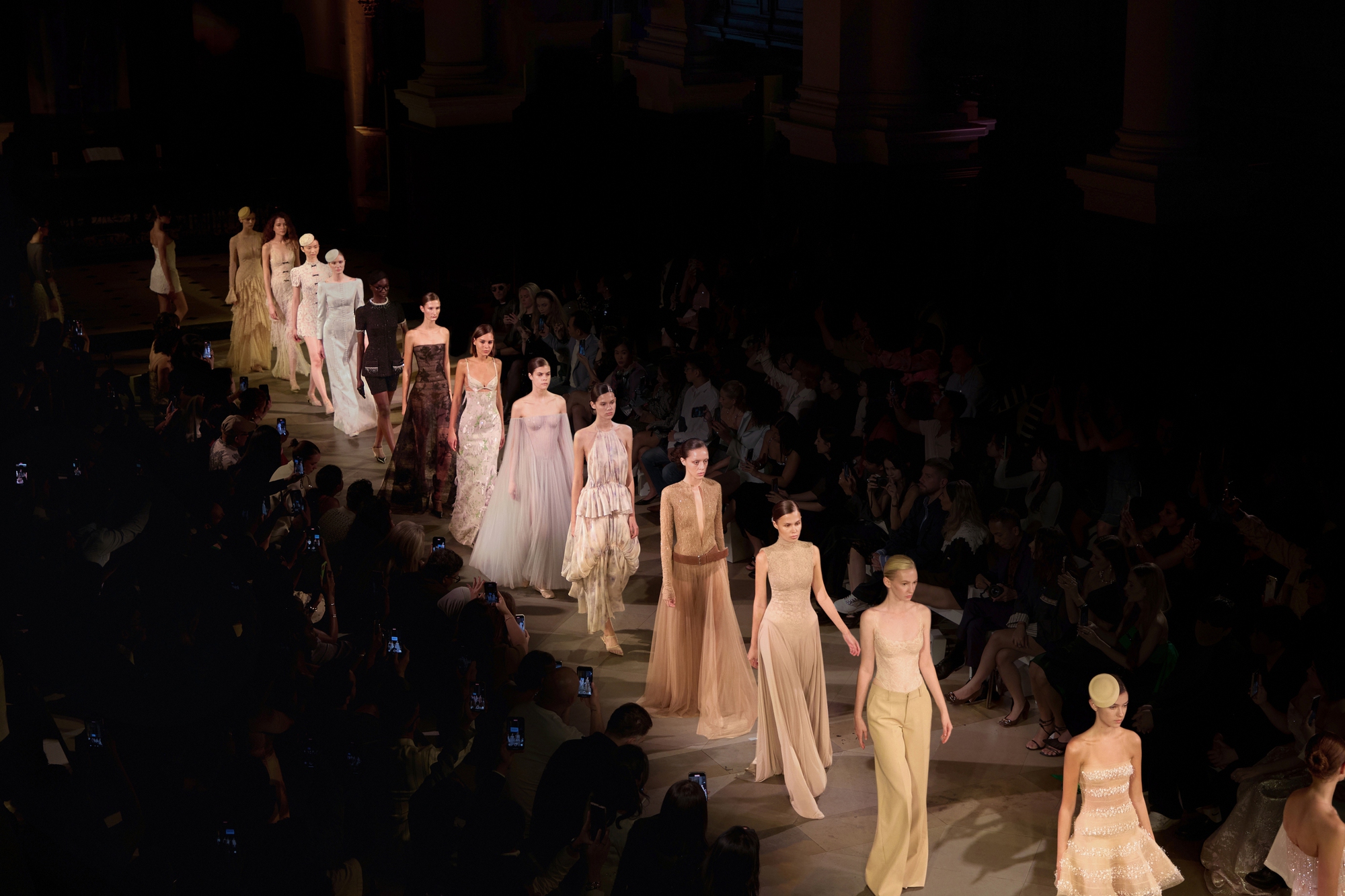 Thời trang Việt Nam đang phi nước đại trên những đại lộ lớn nhất thế giới 9 1771296688 175 Thoi trang Viet Nam dang phi nuoc dai tren nhung