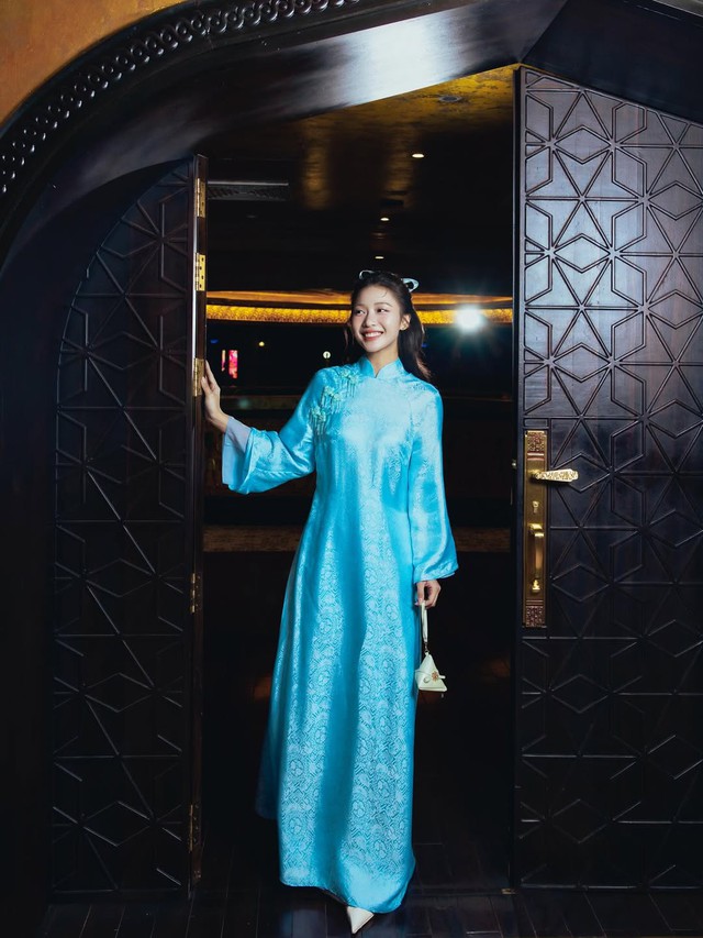 Trang phục từ chất liệu truyền thống lụa, gấm, voan lên ngôi ngày đầu năm- Ảnh 4.