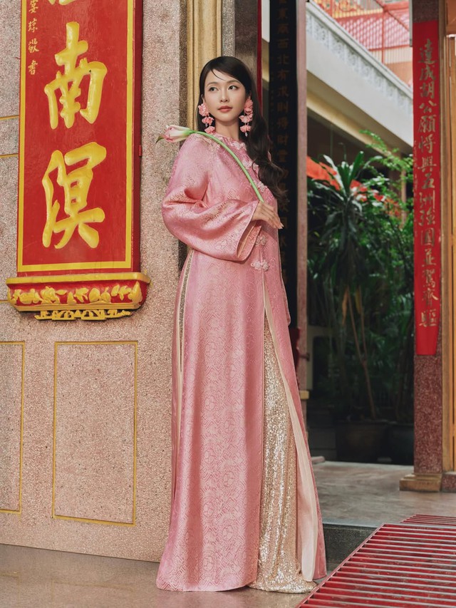 Trang phục từ chất liệu truyền thống lụa, gấm, voan lên ngôi ngày đầu năm- Ảnh 3.