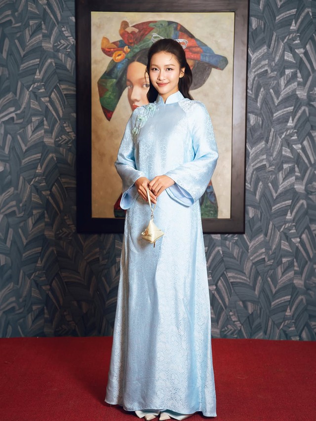Trang phục từ chất liệu truyền thống lụa, gấm, voan lên ngôi ngày đầu năm- Ảnh 5.
