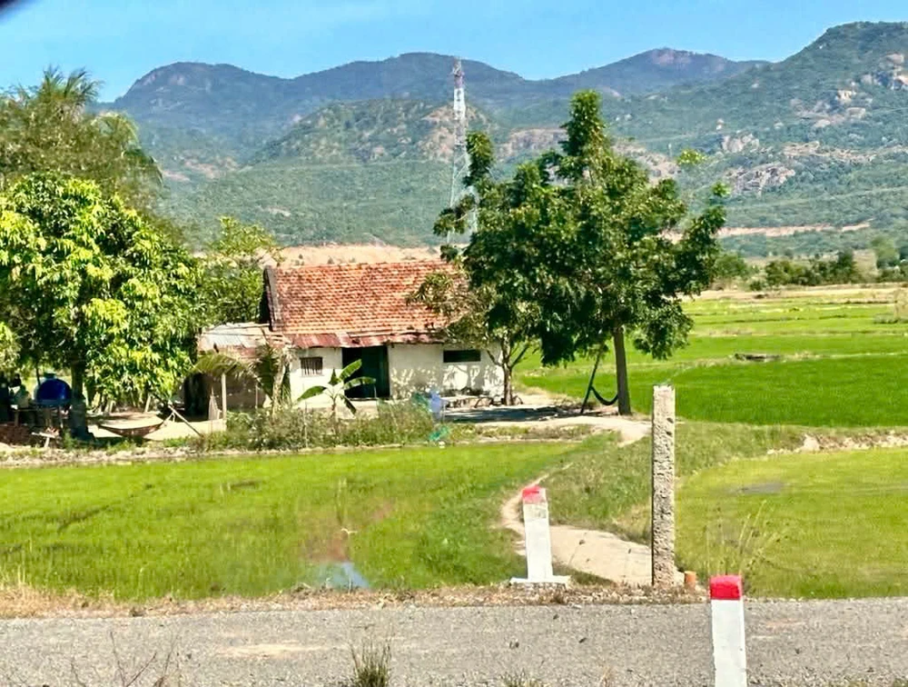 Con đường nhỏ dẫn vào xóm rẫy. Ảnh: ĐỨC HIỂN Con đường nhỏ dẫn vào xóm rẫy. Ảnh: ĐỨC HIỂN