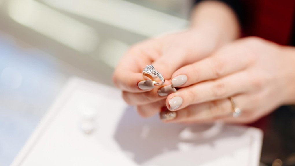 Xe sang hết thời, năm mới người giàu thế giới chi tiền cho tài sản vô hình  - 2