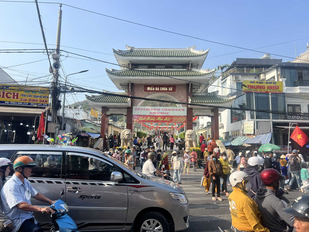 Mùng 1 Tết, “biển người” đổ về Miếu Bà Chúa Xứ núi Sam 2 Mùng 1 Tết, “biển người” đổ về Miếu Bà Chúa Xứ núi Sam - Ảnh 2.