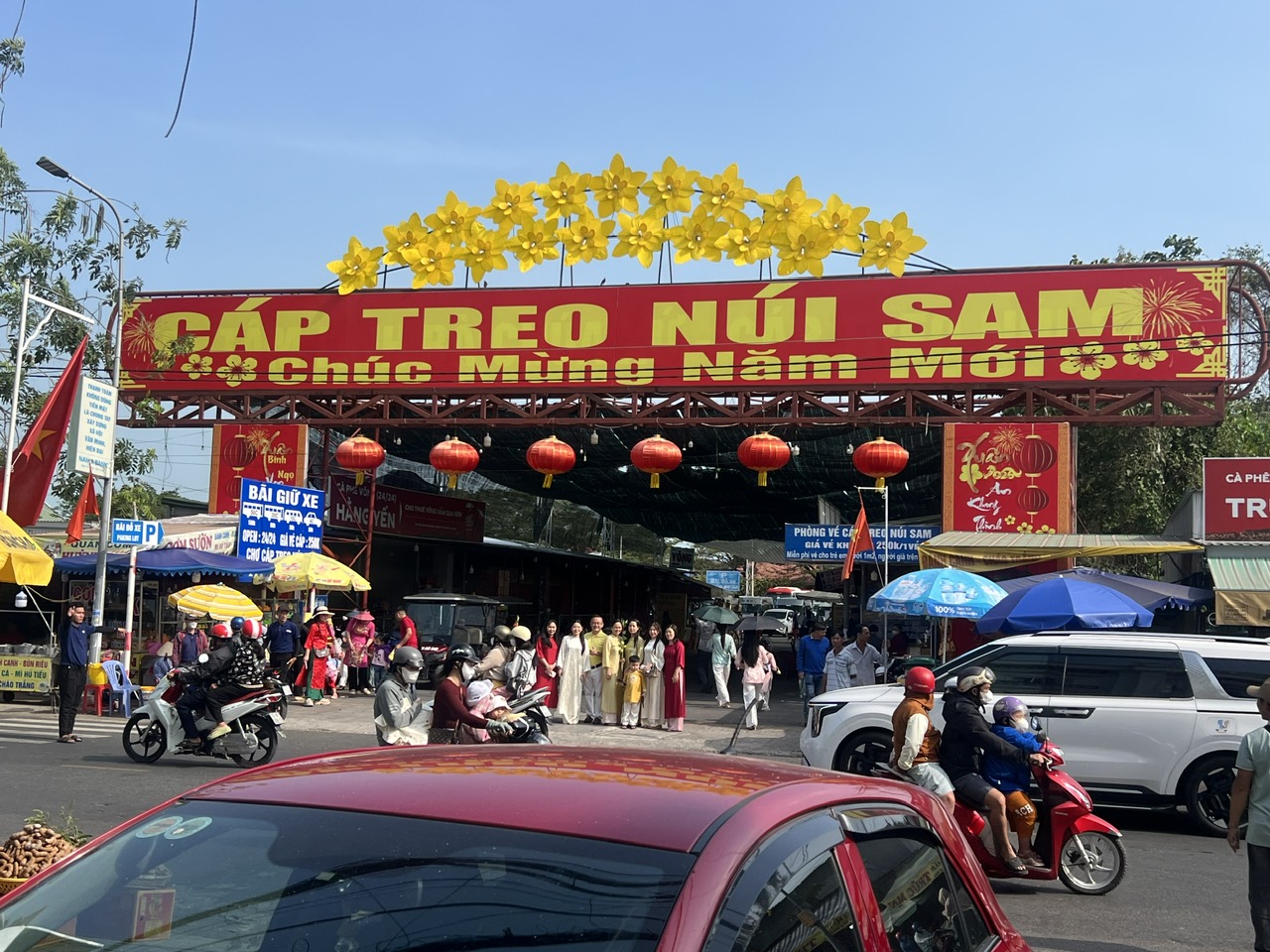 Mùng 1 Tết, “biển người” đổ về Miếu Bà Chúa Xứ núi Sam 4 Mùng 1 Tết, “biển người” đổ về Miếu Bà Chúa Xứ núi Sam - Ảnh 4.