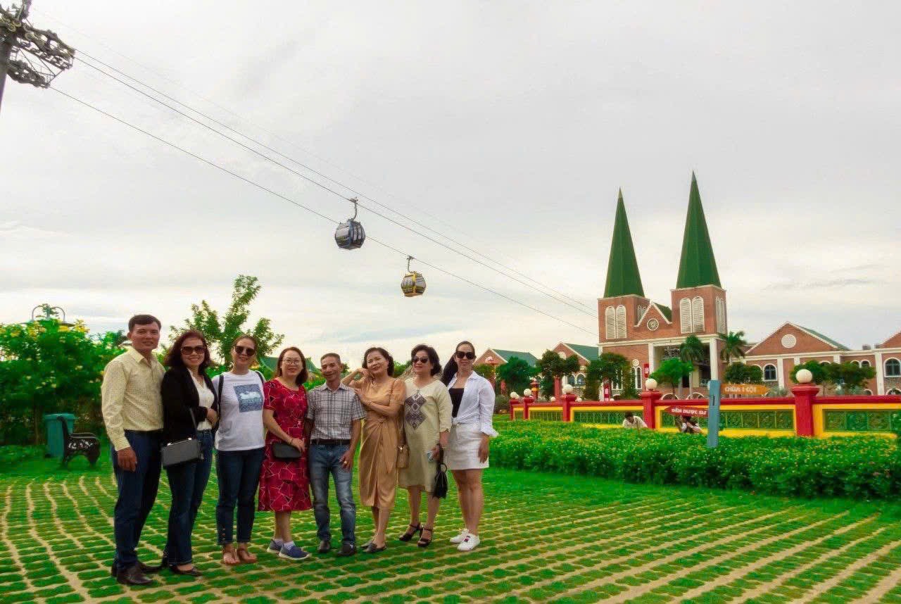 Mùng 1 Tết, “biển người” đổ về Miếu Bà Chúa Xứ núi Sam 12 Mùng 1 Tết, “biển người” đổ về Miếu Bà Chúa Xứ núi Sam - Ảnh 12.