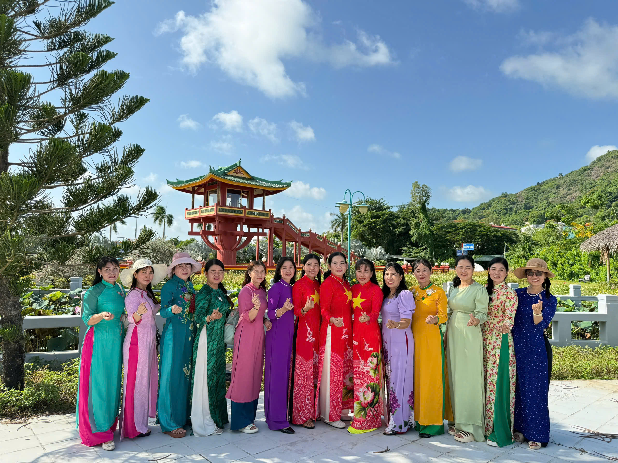 Mùng 1 Tết, “biển người” đổ về Miếu Bà Chúa Xứ núi Sam 13 Mùng 1 Tết, “biển người” đổ về Miếu Bà Chúa Xứ núi Sam - Ảnh 13.