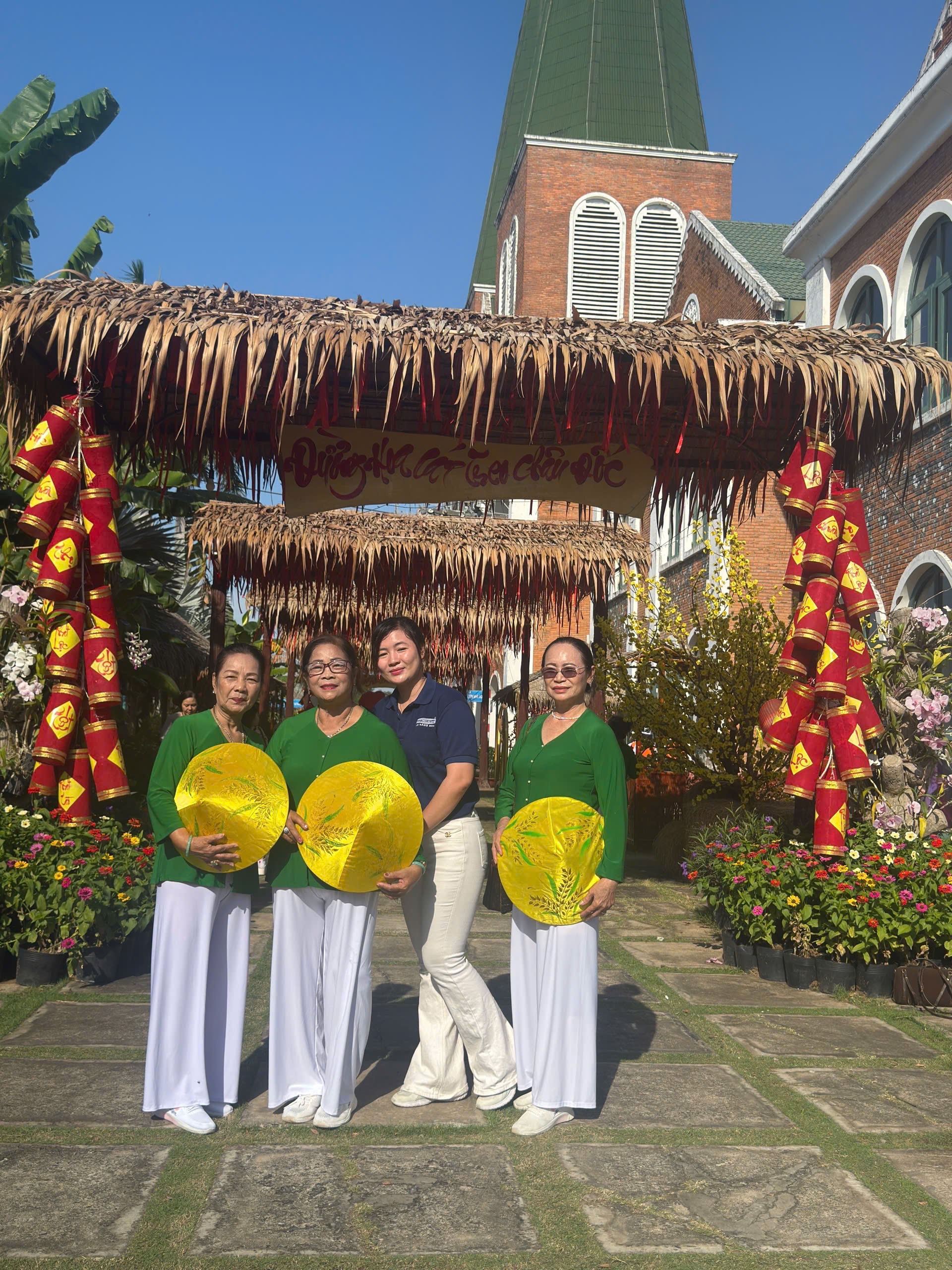 Mùng 1 Tết, “biển người” đổ về Miếu Bà Chúa Xứ núi Sam 14 Mùng 1 Tết, “biển người” đổ về Miếu Bà Chúa Xứ núi Sam - Ảnh 14.