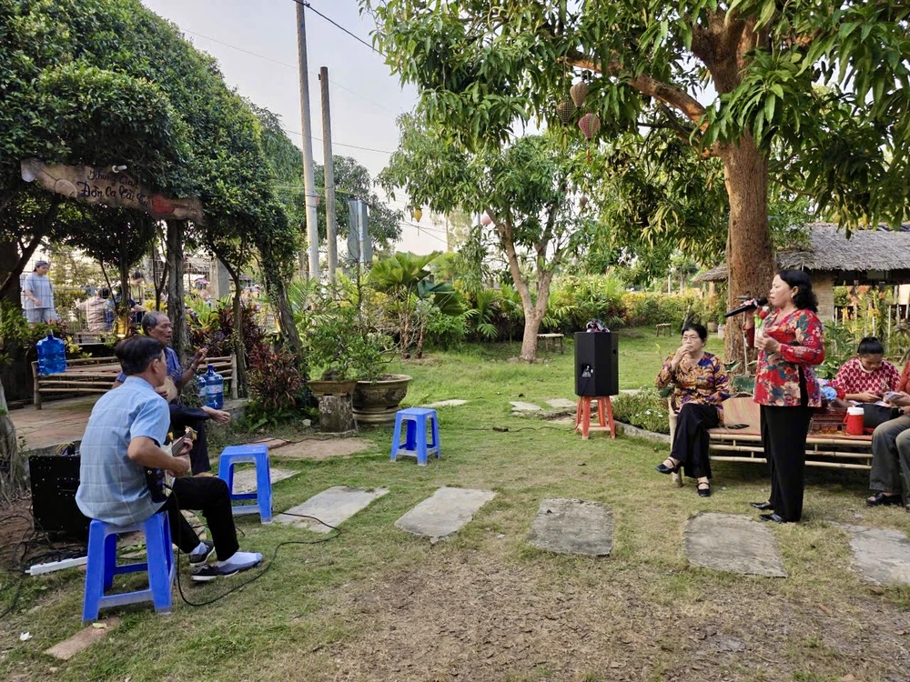 Hoạt động đờn ca tài tử tại "Đêm Tân Thuận Tây" dem-tan-thuan-tay-du-lich-dong-thap-8.jpg