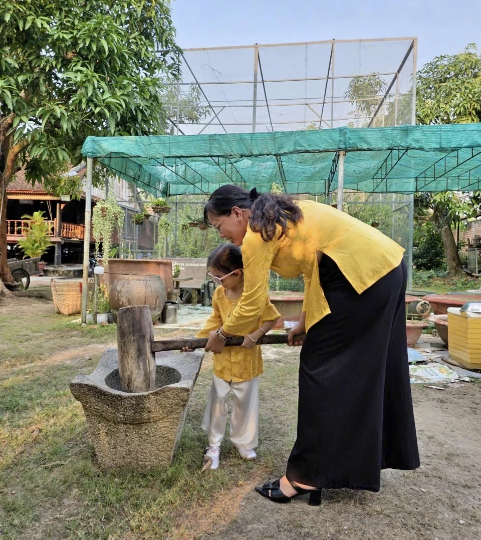 Đến với "Đêm Tân Thuận Tây", du khách được hoà mình vào nhịp sống người dân, tham gia các hoạt động gắn với đời sống lao động thường nhật. dem-tan-thuan-tay-du-lich-dong-thap.jpg