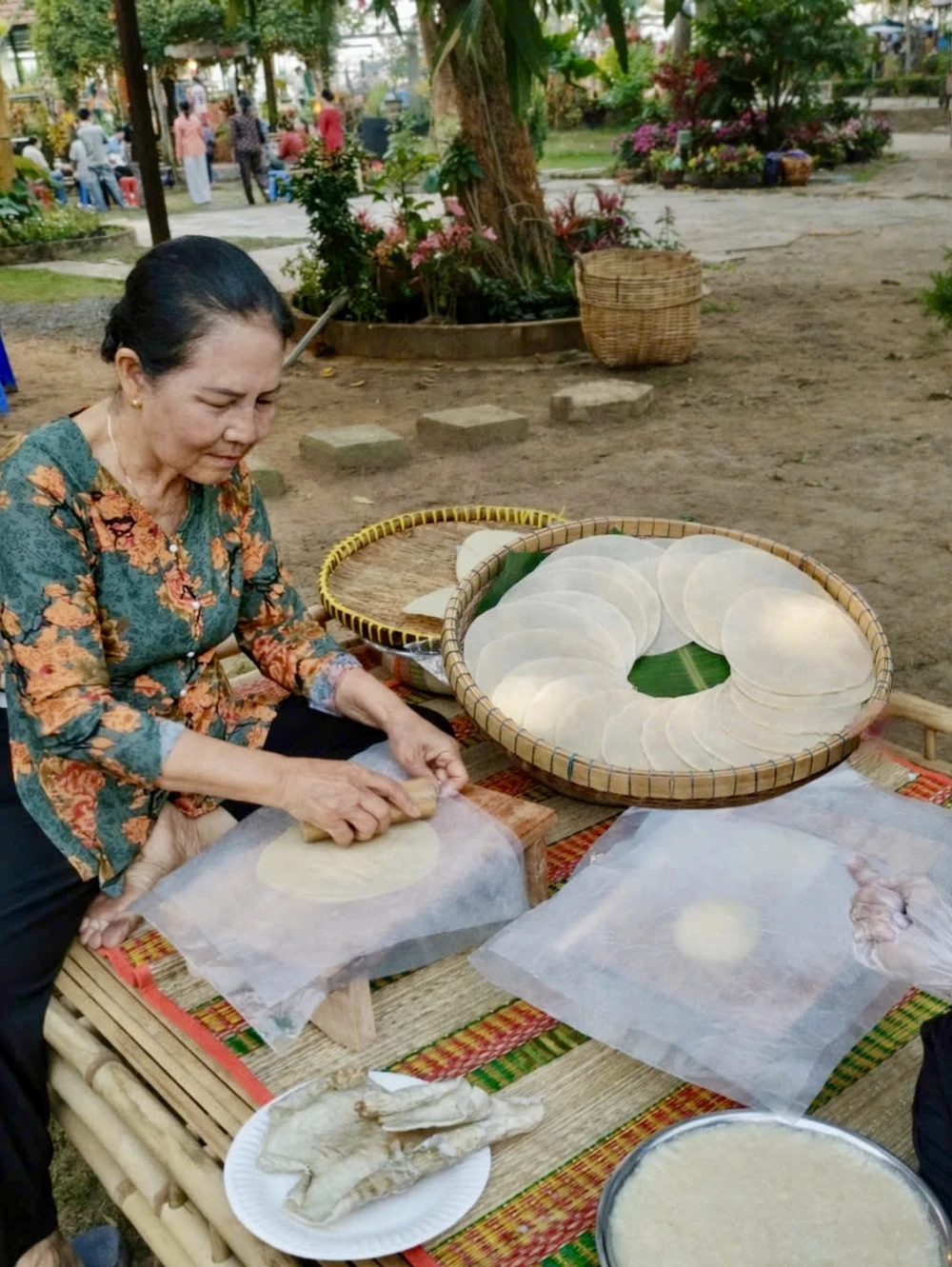 Cán bánh phồng thủ công dem-tan-thuan-tay-du-lich-dong-thap-5.jpg