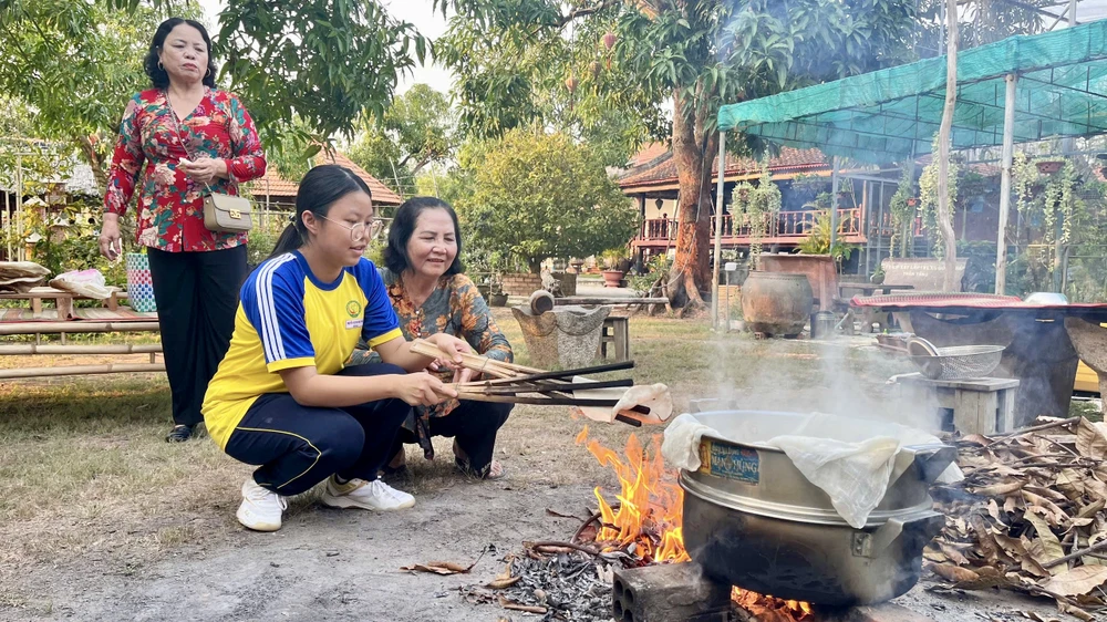 Trải nghiệm nướng bánh phồng dem-tan-thuan-tay-du-lich-dong-thap-2.jpg
