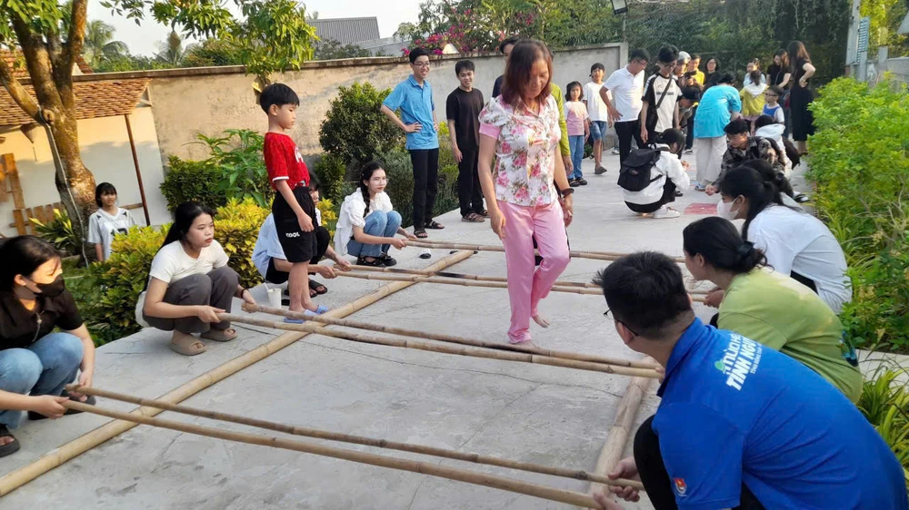 Du khách hào hứng tham gia các trò chơi dân gian dem-tan-thuan-tay-dong-thap.jpg