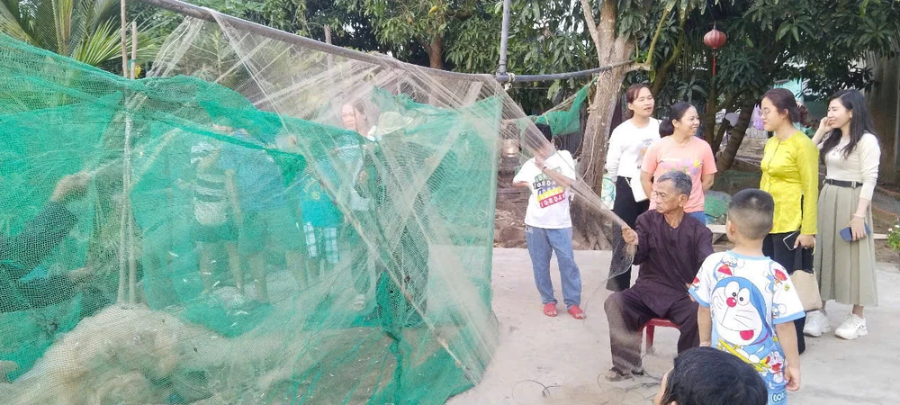 Trải nghiệm hoạt động cất vó du-lich-dong-thap-cat-vo.jpg