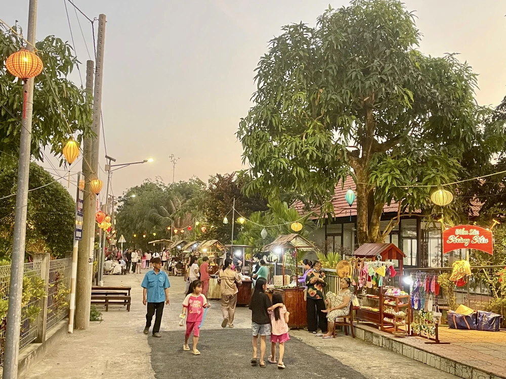 Không gian trải nghiệm “Đêm Tân Thuận Tây” là mô hình du lịch cộng đồng về đêm với mục tiêu đa dạng hóa sản phẩm du lịch địa phương, nhằm bảo tồn và phát huy các giá trị văn hóa truyền thống, đồng thời tạo sinh kế bền vững cho người dân. dem-tan-thuan-tay-du-lich-dong-thap-14.jpg