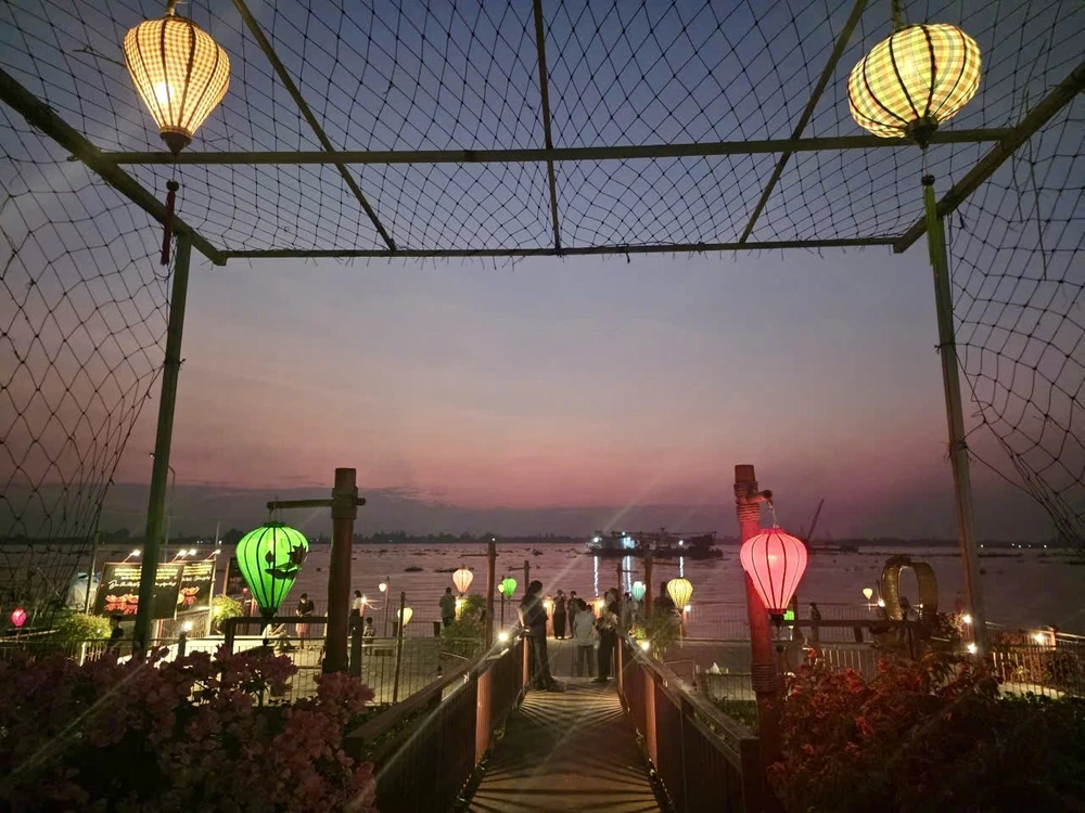 Từ một hoạt động thử nghiệm, “Đêm Tân Thuận Tây” dần trở thành điểm hẹn quen thuộc mỗi dịp cuối tuần. dem-tan-thuan-tay-du-lich-dong-thap-6.jpg