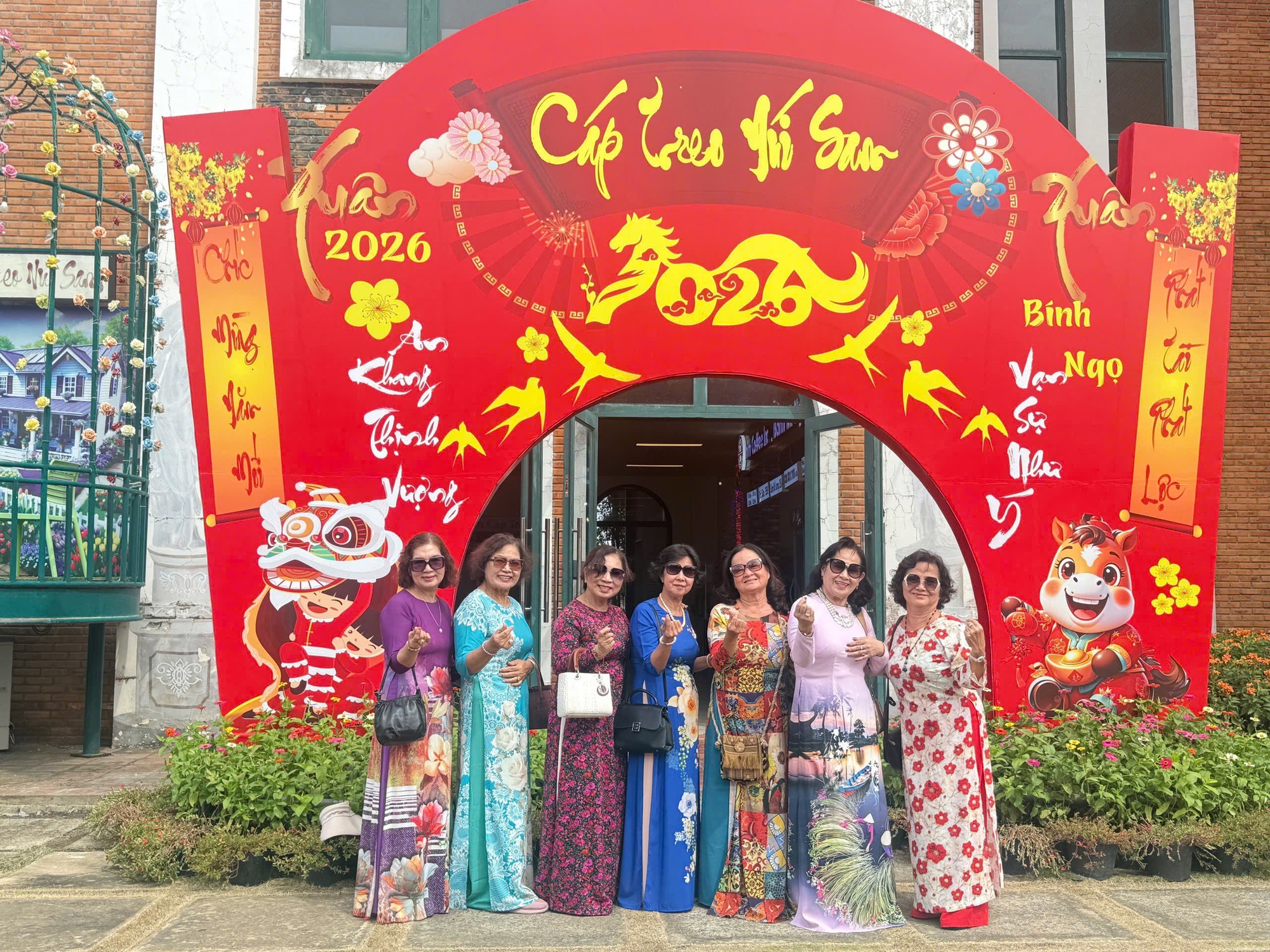 Mùng 1 Tết, “biển người” đổ về Miếu Bà Chúa Xứ núi Sam- Ảnh 3.