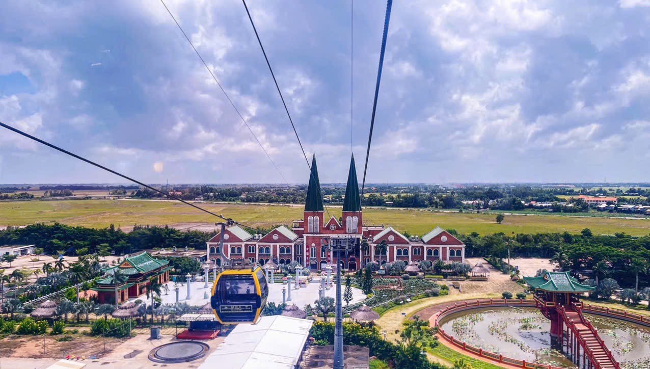 Mùng 1 Tết, “biển người” đổ về Miếu Bà Chúa Xứ núi Sam- Ảnh 6.