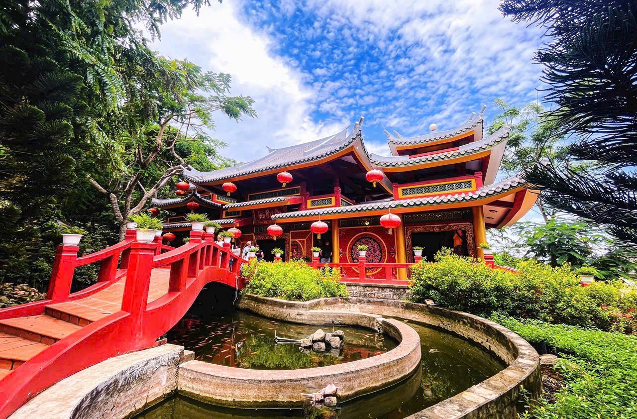 Mùng 1 Tết, “biển người” đổ về Miếu Bà Chúa Xứ núi Sam- Ảnh 7.