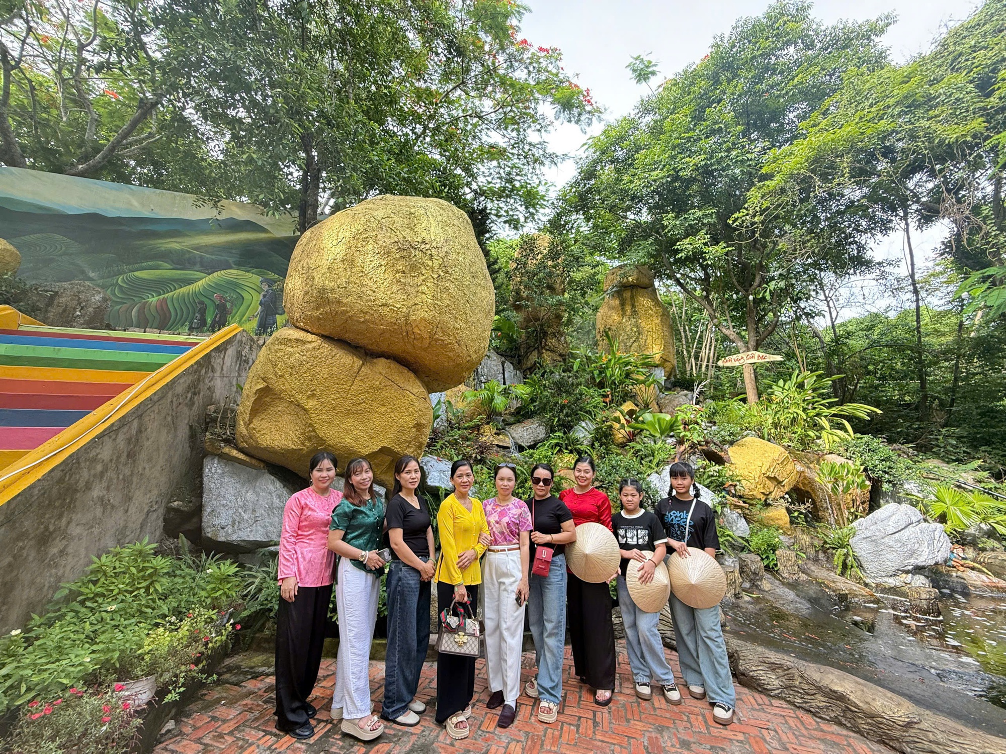 Mùng 1 Tết, “biển người” đổ về Miếu Bà Chúa Xứ núi Sam- Ảnh 10.