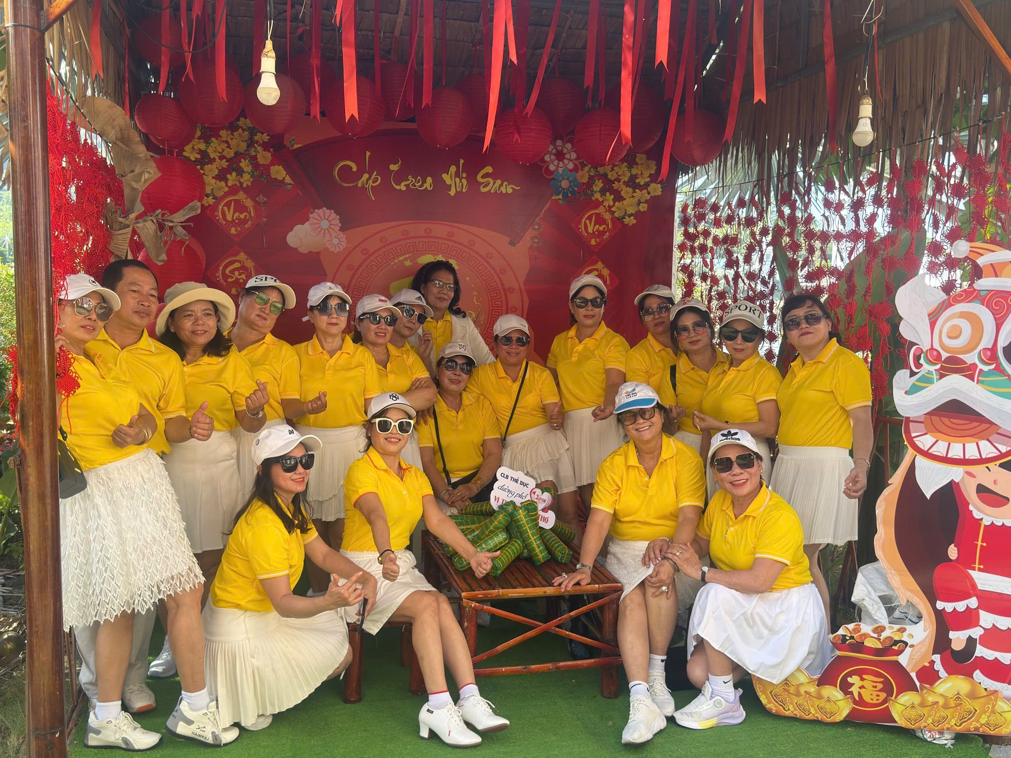 Mùng 1 Tết, “biển người” đổ về Miếu Bà Chúa Xứ núi Sam- Ảnh 15.