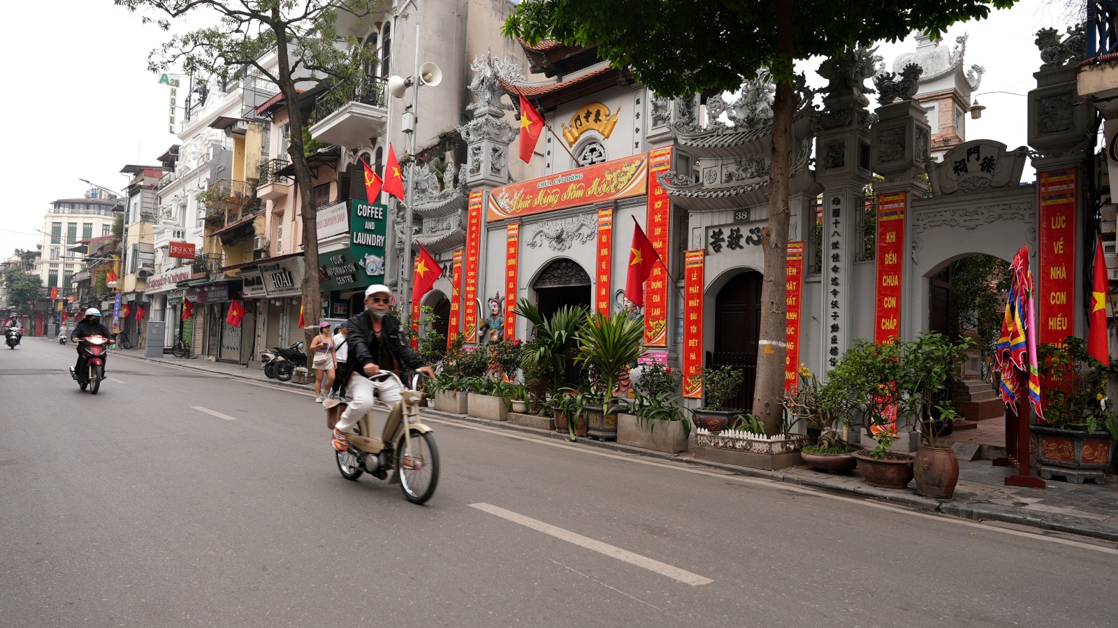 Hà Nội và TP.HCM yên bình đến lạ sáng mùng 1 Tết- Ảnh 2.