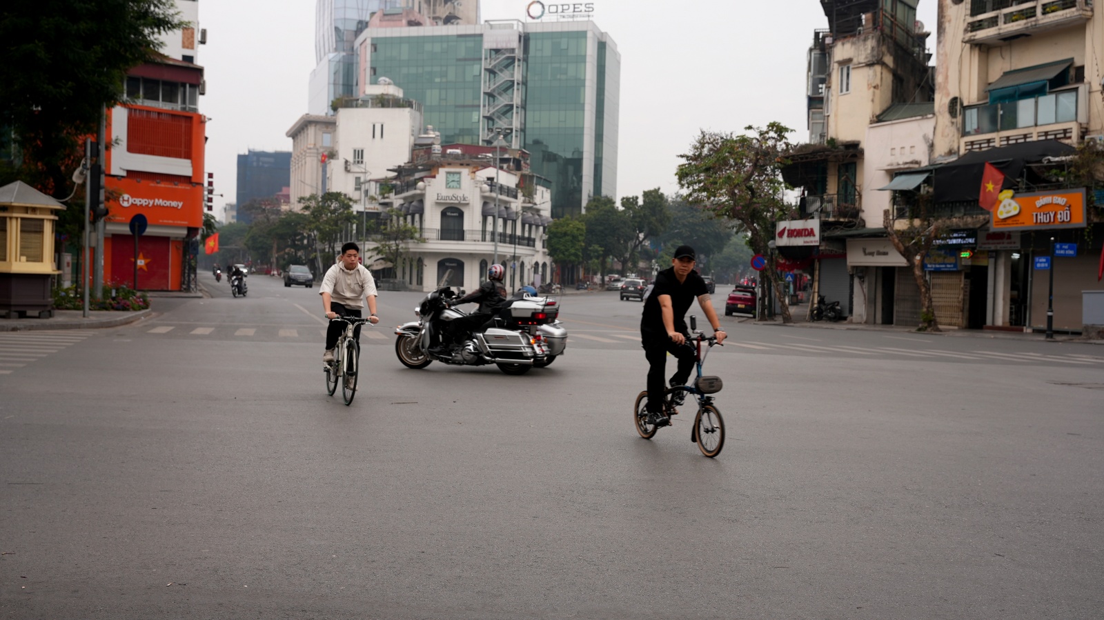 Hà Nội và TP.HCM yên bình đến lạ sáng mùng 1 Tết- Ảnh 3.