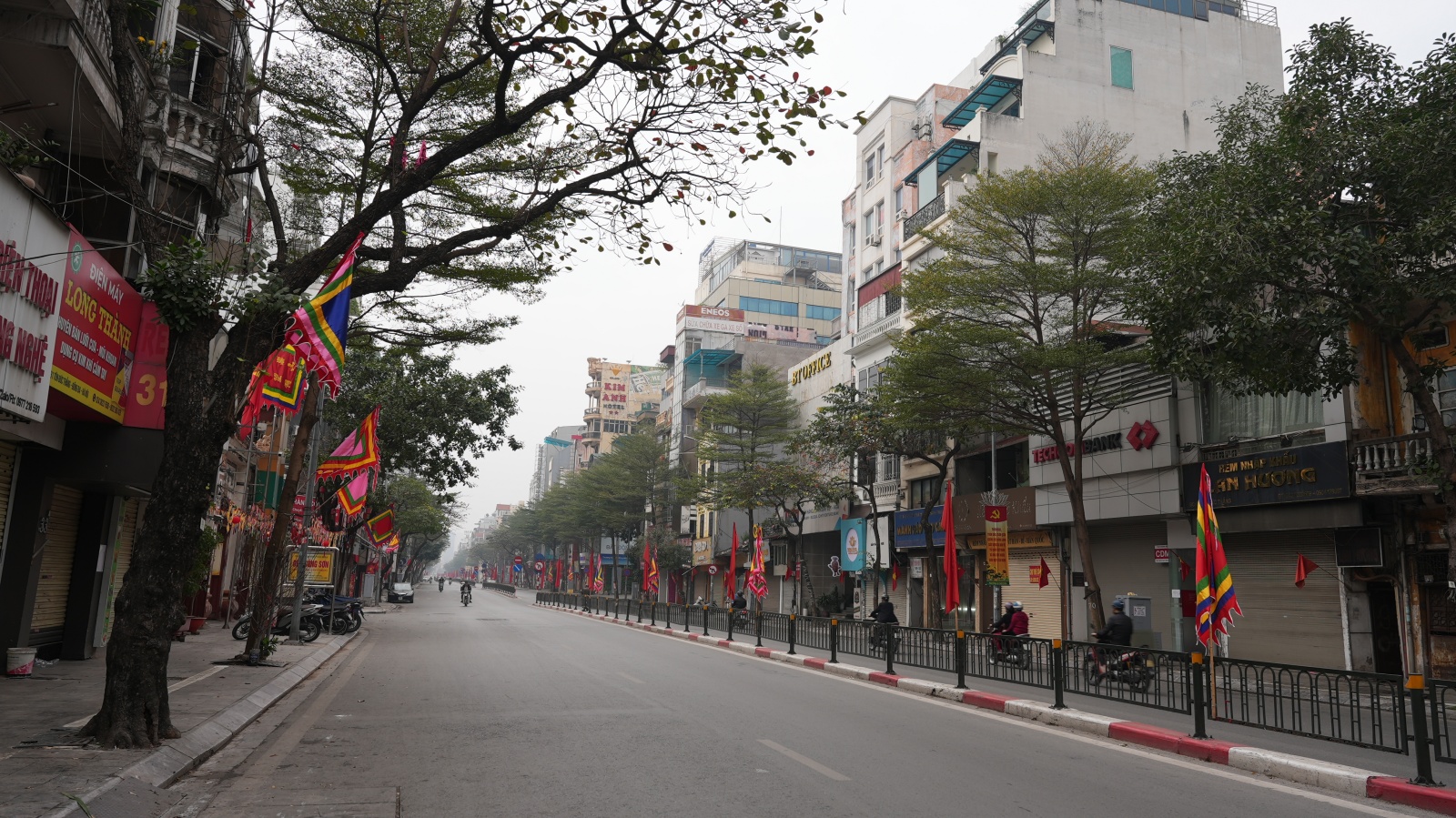 Hà Nội và TP.HCM yên bình đến lạ sáng mùng 1 Tết- Ảnh 5.