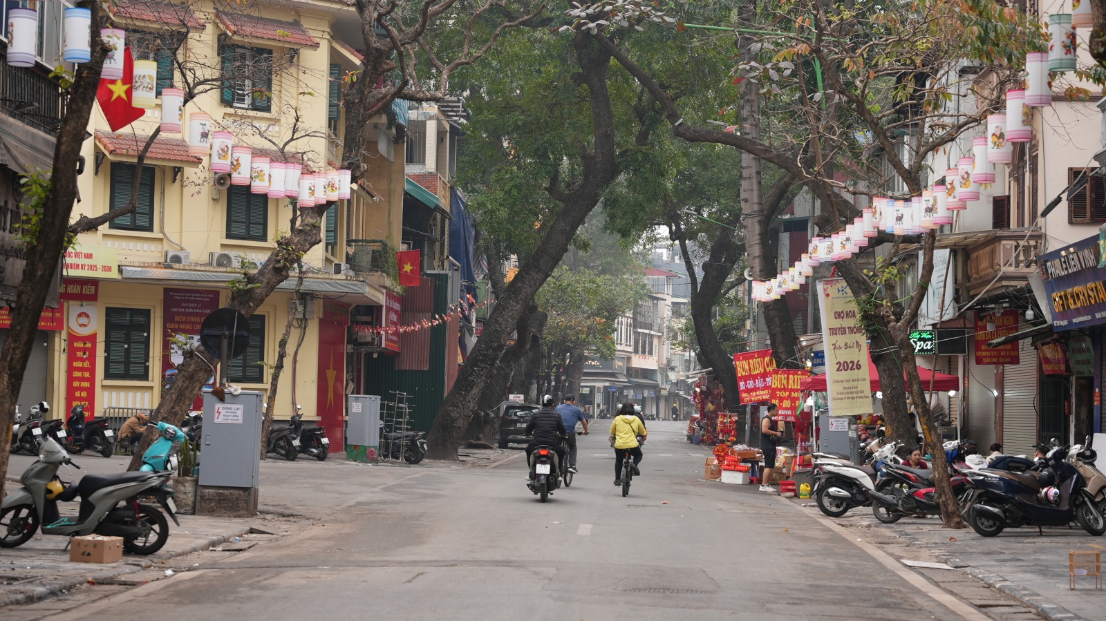Hà Nội và TP.HCM yên bình đến lạ sáng mùng 1 Tết- Ảnh 4.
