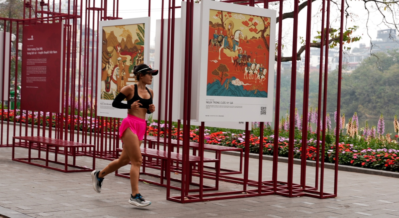 Hà Nội và TP.HCM yên bình đến lạ sáng mùng 1 Tết- Ảnh 7.