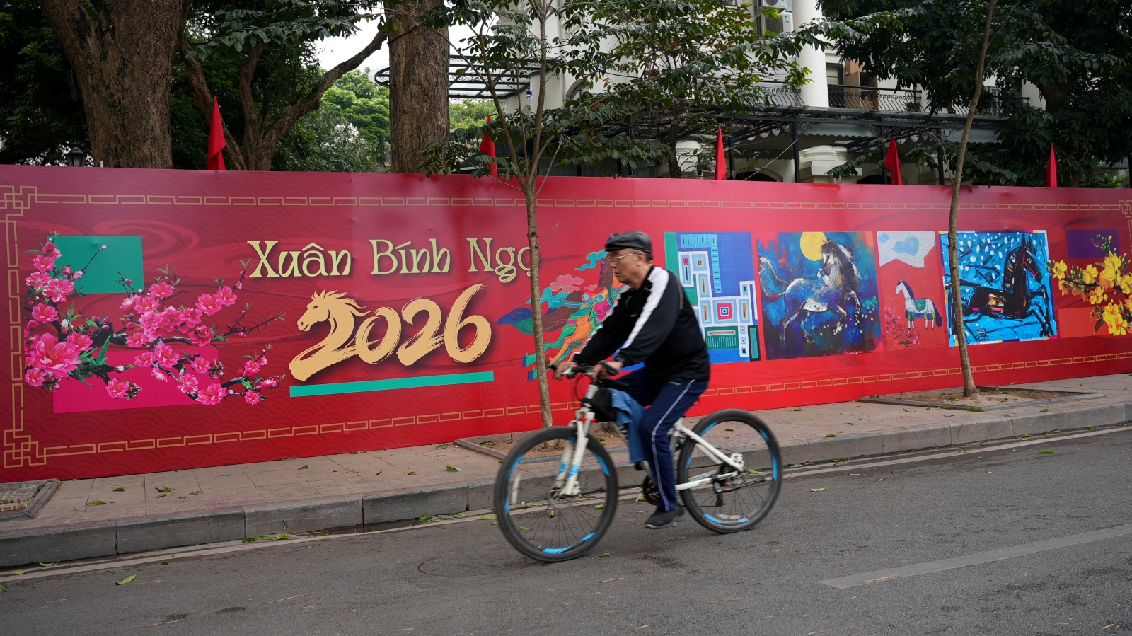 Hà Nội và TP.HCM yên bình đến lạ sáng mùng 1 Tết- Ảnh 8.