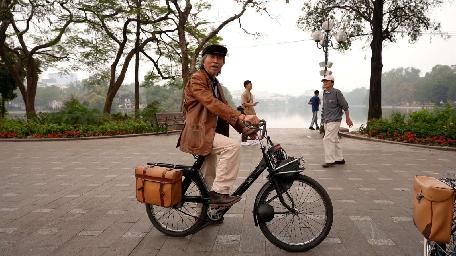 Hà Nội và TP.HCM yên bình đến lạ sáng mùng 1 Tết- Ảnh 9.